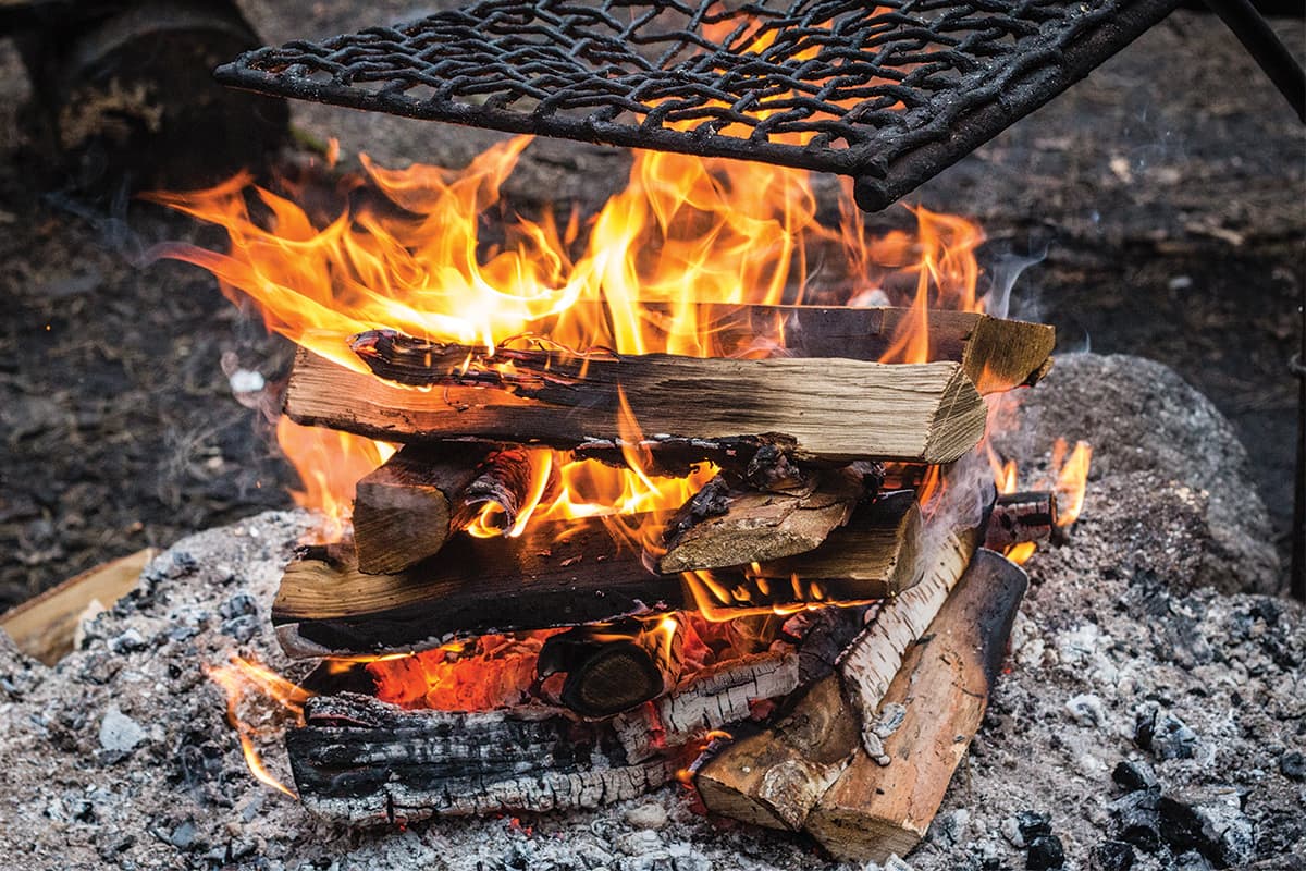 Campfire log cabin method